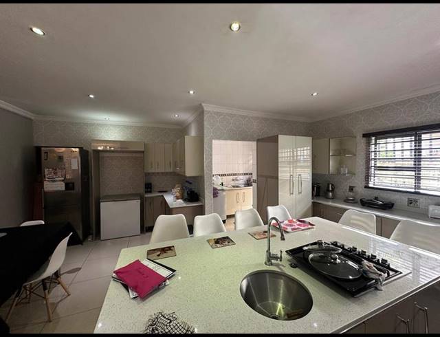 6 BEDROOM HOUSE FOR SALE IN LENASIA SOUTH